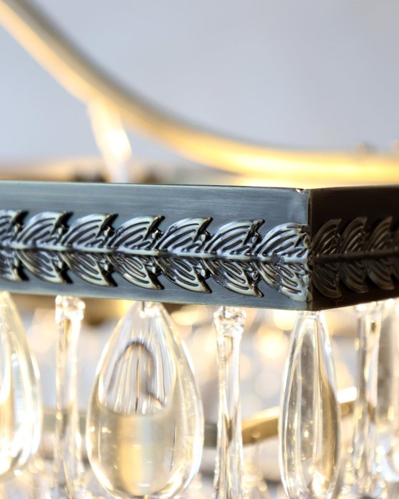 Detail: Lorbeerband und tropfenförmige Glasprismen