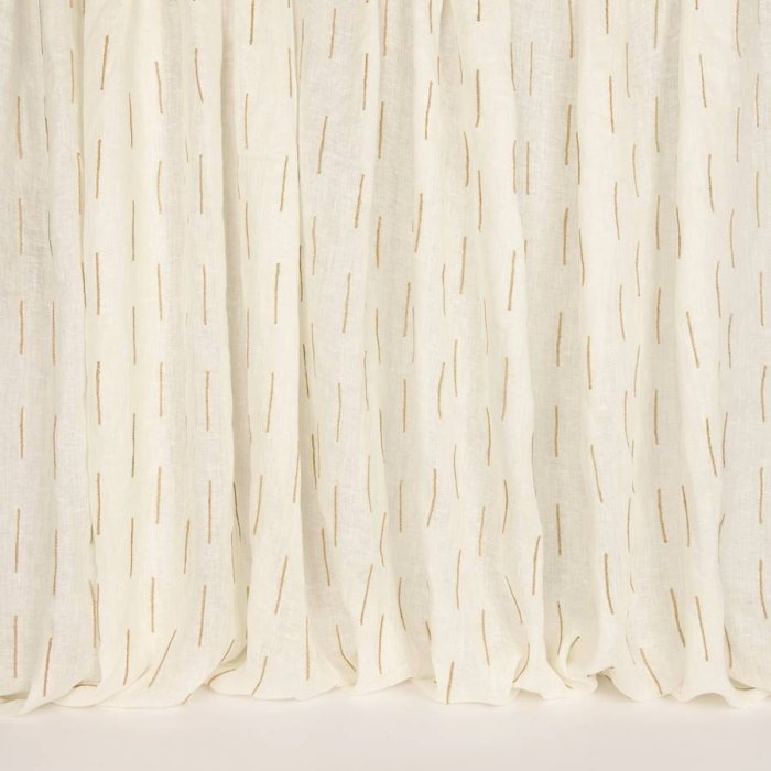 Mahe von Larsen in White