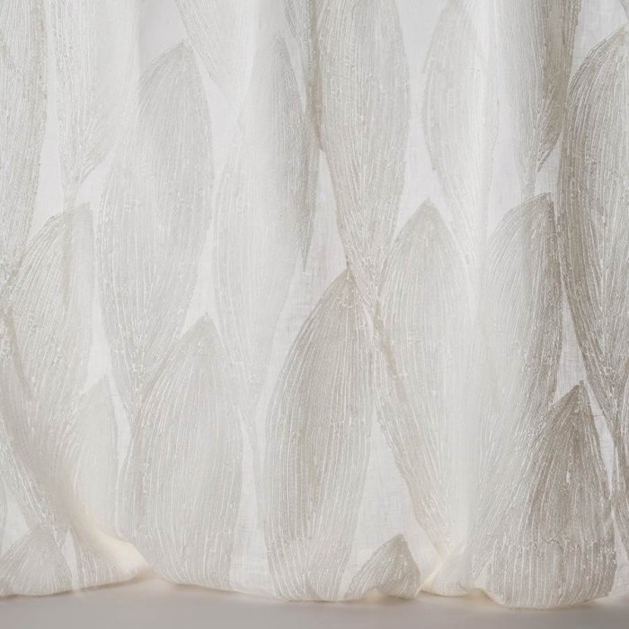 Pampa von Larsen in White