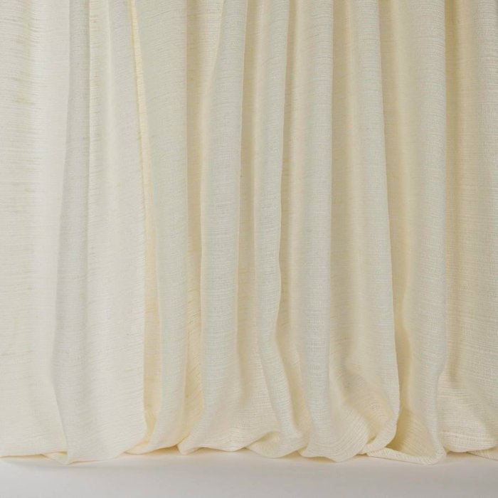 Pima von Larsen in White