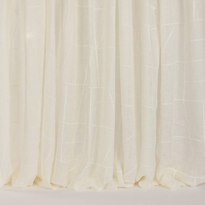 Sakai von Larsen in White