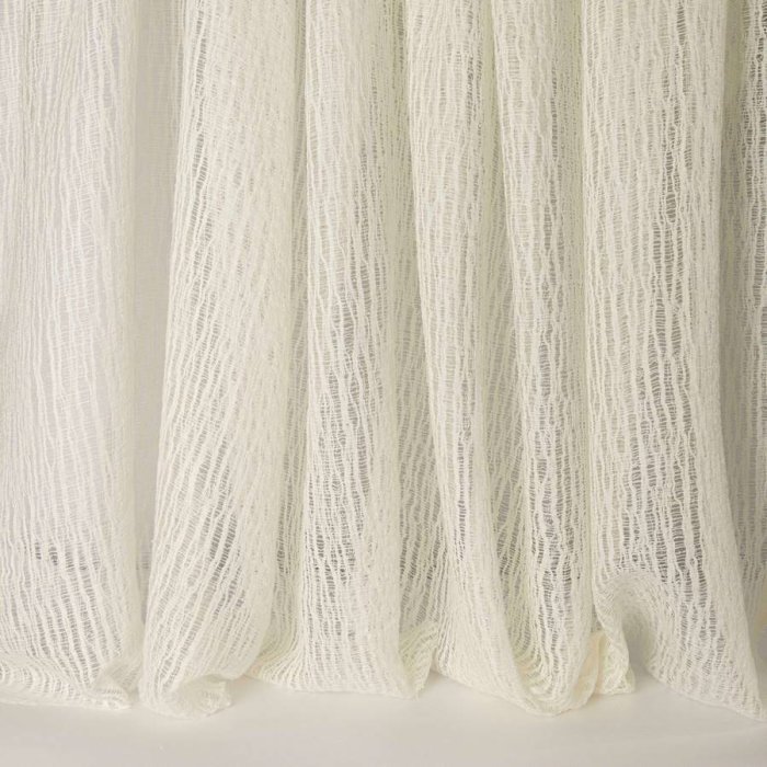 Tabi von Larsen in White