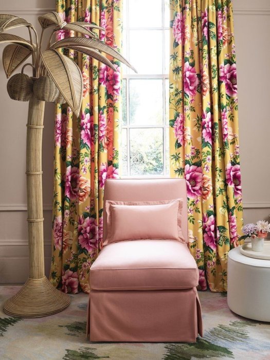 Wohnraum mit Vorhängen aus Manuel Canovas Alba in Jonquille
