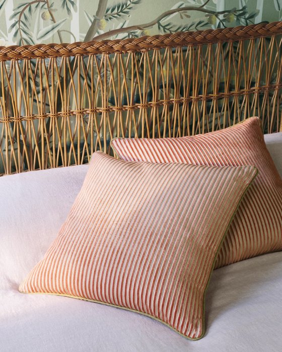Kissen aus Manuel Canovas Alina auf einem Bett