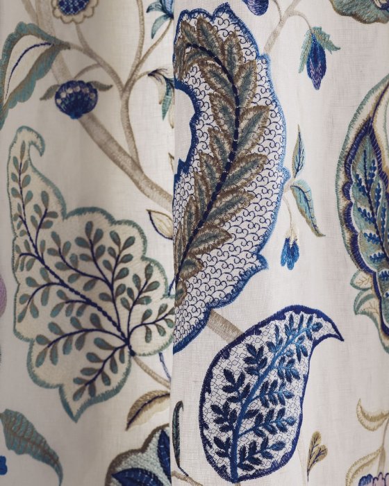 Detail der Stickerei von Manuel Canovas Colombe