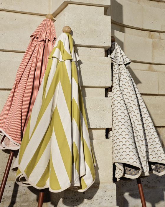 Sonnenschirme mit Stoffen der Kollektion Saint-Tropez von Manuel Canovas