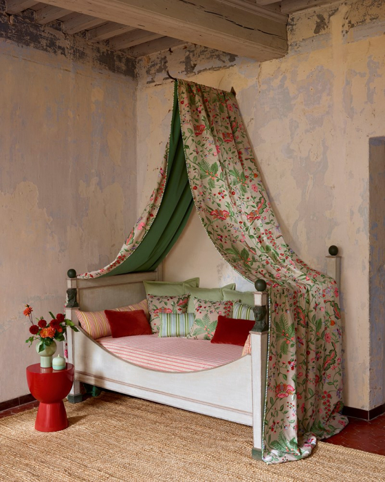 Raumbeispiel mit Tagesbett und Stoffen der Kollektion Domino von Manuel Canovas