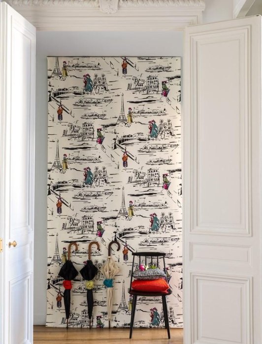 La Parisienne von Manuel Canovas im Raum
