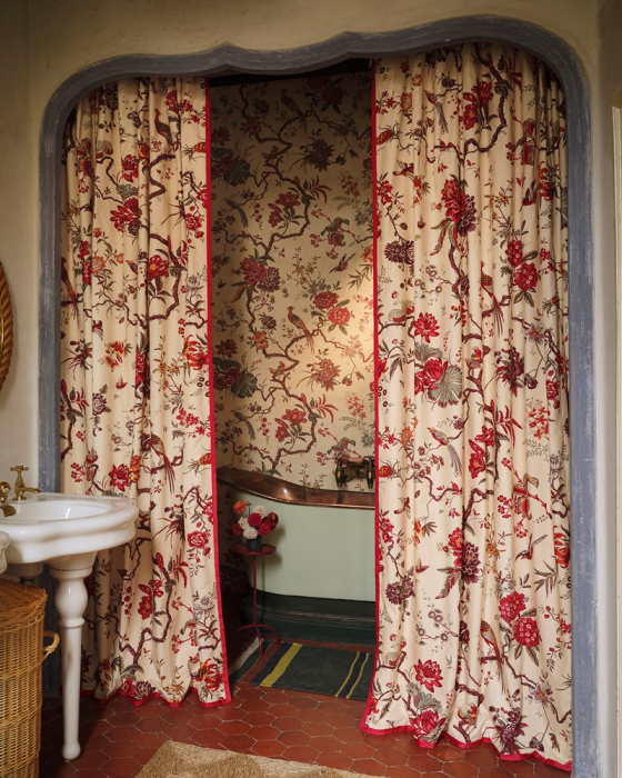 Vorhang aus Manuel Canovas Pavillon de Bidaine vor einem Badezimmer