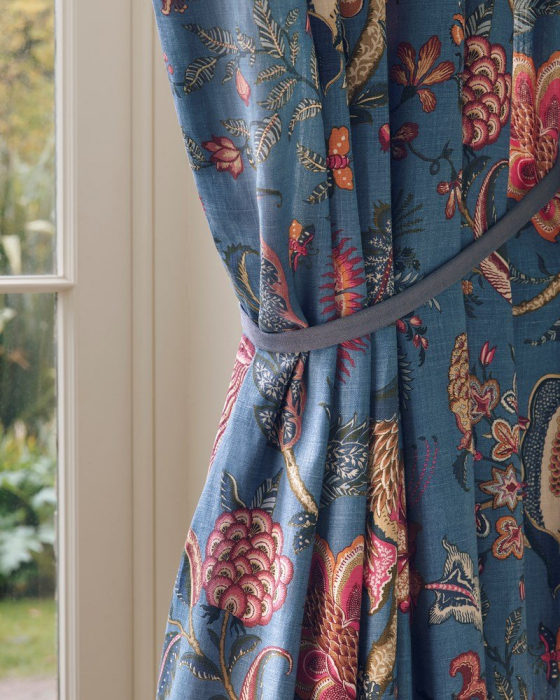 Vorhang aus Manuel Canovas Seraphine mit Raffhalter