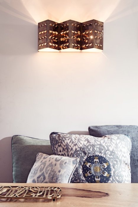 Kissen aus der Kollektion Ambroise von Manuel Canovas auf einem Sofa