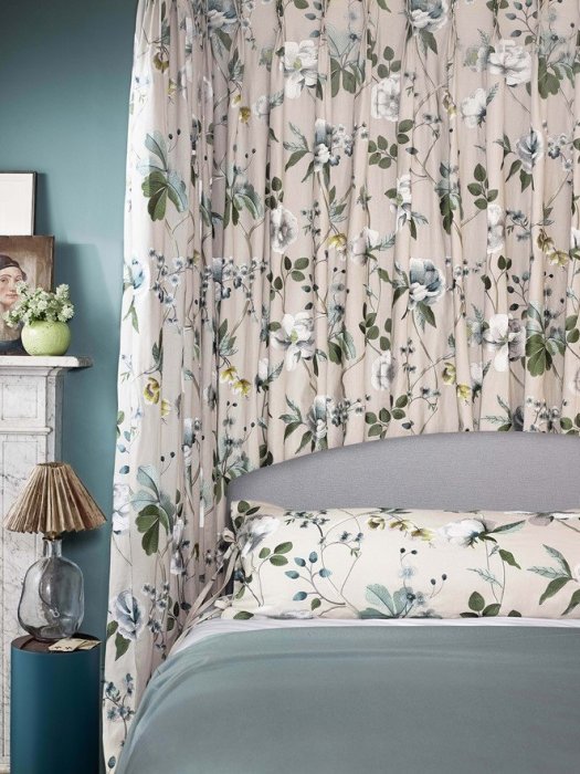 Schlafzimmer mit Bettvorhang aus Manuel Canovas Talmont