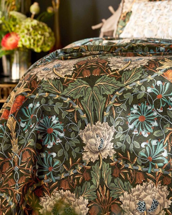 Honeysuckle and Tulip Velvet von Morris & Co. – Ambiente