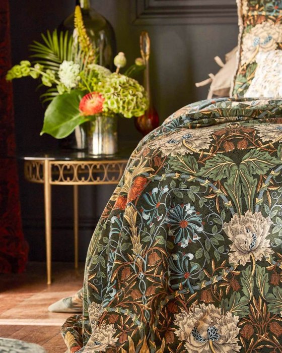 Honeysuckle and Tulip Velvet von Morris & Co. – Ambiente