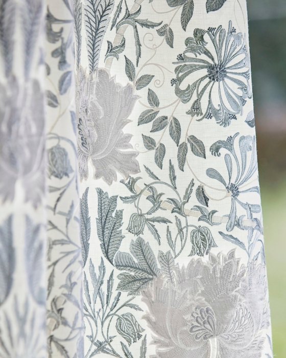 Pure Honeysuckle & Tulip Embroidery von Morris & Co. – Ambiente