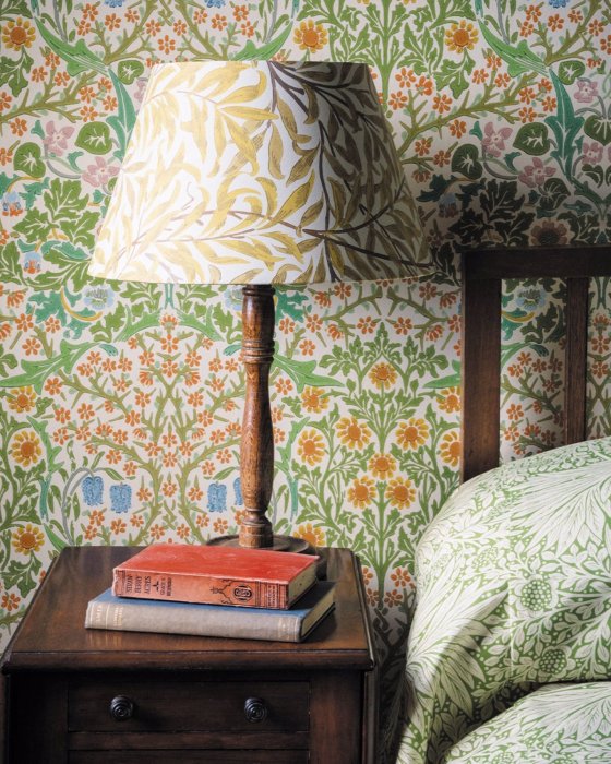 Blackthorn Tapete von Morris & Co. – Ambiente