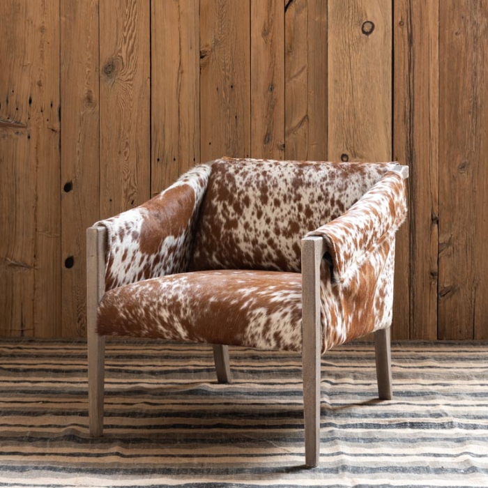 Sessel Rochebrune mit Kuhfell im Chalet-Stil