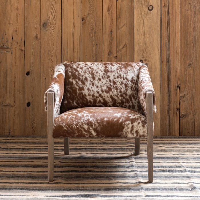 Sessel Rochebrune mit Kuhfell im Chalet-Stil