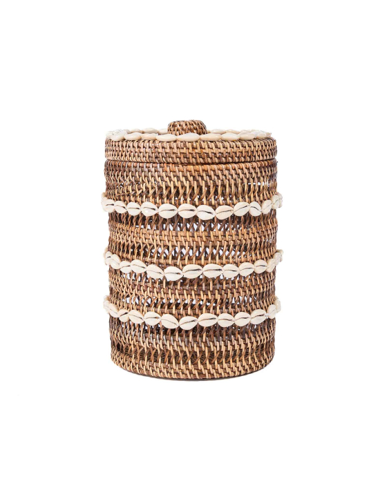 Runder Muschelkorb mit Deckel aus naturbraunem Rattan mit Kaurimuscheln