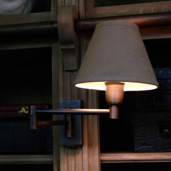 Wandlampe Milano in Antikbronze von Flamant am Bücherregal